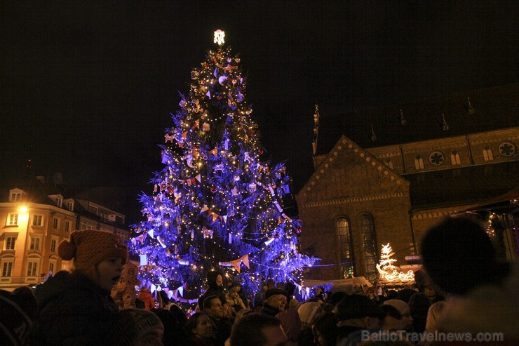 Sagaidot Pirmo Adventi, svētdien, 1. decembrī Doma laukumā notika Rīgas galvenās Ziemassvētku egles iedegšana Sagaidot Pirmo Adventi, svētdien, 1. decembrī Doma laukumā notika Rīgas galvenās Ziemassvētku egles iedegšana 110251