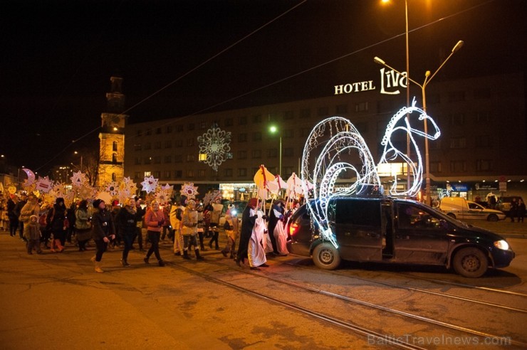 Ar lielās Ziemassvētku egles iemirdzēšanos Liepājā sācies Ziemas festivāls, kas sevī kā lielā rūķa maisā saslēpis daudzus jo daudzus pasākumus, jautru Ar lielās Ziemassvētku egles iemirdzēšanos Liepājā sācies Ziemas festivāls, kas sevī kā lielā rūķa maisā saslēpis daudzus jo daudzus pasākumus, jautru 110390