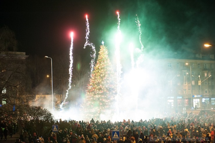 Ar lielās Ziemassvētku egles iemirdzēšanos Liepājā sācies Ziemas festivāls, kas sevī kā lielā rūķa maisā saslēpis daudzus jo daudzus pasākumus, jautru Ar lielās Ziemassvētku egles iemirdzēšanos Liepājā sācies Ziemas festivāls, kas sevī kā lielā rūķa maisā saslēpis daudzus jo daudzus pasākumus, jautru 110393