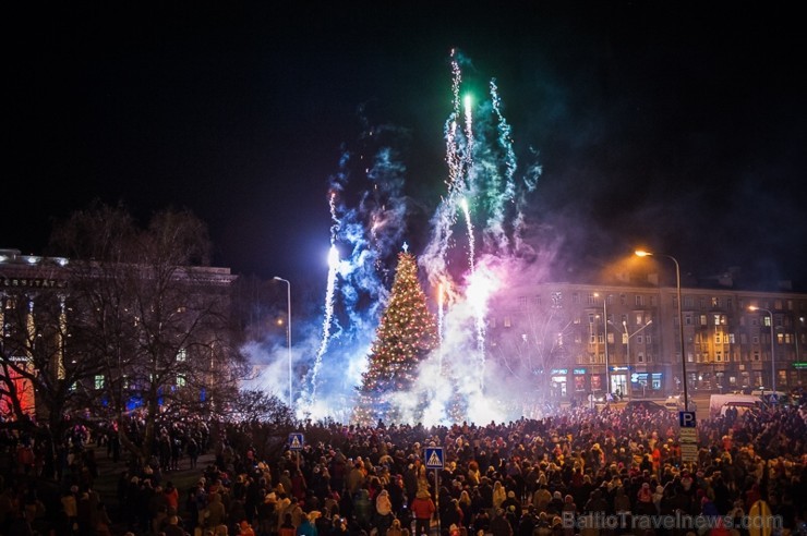 Ar lielās Ziemassvētku egles iemirdzēšanos Liepājā sācies Ziemas festivāls, kas sevī kā lielā rūķa maisā saslēpis daudzus jo daudzus pasākumus, jautru Ar lielās Ziemassvētku egles iemirdzēšanos Liepājā sācies Ziemas festivāls, kas sevī kā lielā rūķa maisā saslēpis daudzus jo daudzus pasākumus, jautru 110397