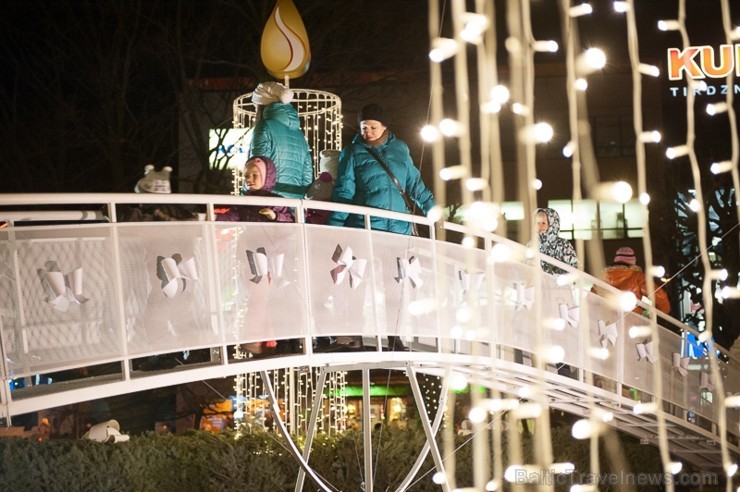 Ar lielās Ziemassvētku egles iemirdzēšanos Liepājā sācies Ziemas festivāls, kas sevī kā lielā rūķa maisā saslēpis daudzus jo daudzus pasākumus, jautru Ar lielās Ziemassvētku egles iemirdzēšanos Liepājā sācies Ziemas festivāls, kas sevī kā lielā rūķa maisā saslēpis daudzus jo daudzus pasākumus, jautru 110400