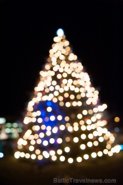 Ar lielās Ziemassvētku egles iemirdzēšanos Liepājā sācies Ziemas festivāls, kas sevī kā lielā rūķa maisā saslēpis daudzus jo daudzus pasākumus, jautru Ar lielās Ziemassvētku egles iemirdzēšanos Liepājā sācies Ziemas festivāls, kas sevī kā lielā rūķa maisā saslēpis daudzus jo daudzus pasākumus, jautru 110401