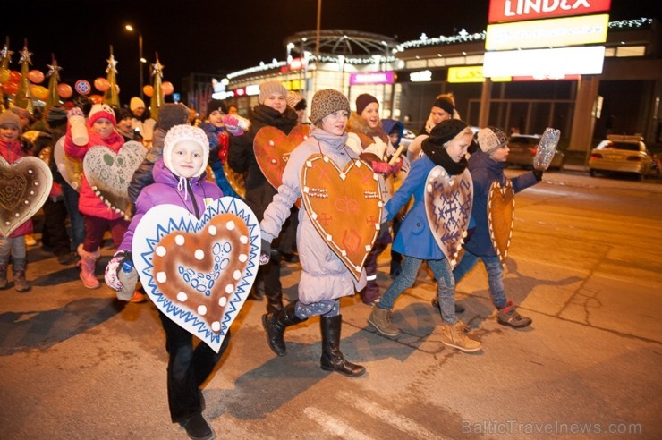 Ar lielās Ziemassvētku egles iemirdzēšanos Liepājā sācies Ziemas festivāls, kas sevī kā lielā rūķa maisā saslēpis daudzus jo daudzus pasākumus, jautru Ar lielās Ziemassvētku egles iemirdzēšanos Liepājā sācies Ziemas festivāls, kas sevī kā lielā rūķa maisā saslēpis daudzus jo daudzus pasākumus, jautru 110402