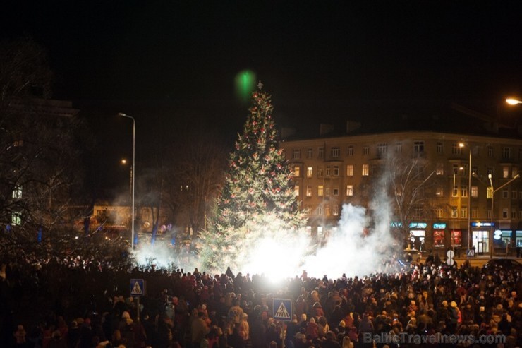 Ar lielās Ziemassvētku egles iemirdzēšanos Liepājā sācies Ziemas festivāls, kas sevī kā lielā rūķa maisā saslēpis daudzus jo daudzus pasākumus, jautru Ar lielās Ziemassvētku egles iemirdzēšanos Liepājā sācies Ziemas festivāls, kas sevī kā lielā rūķa maisā saslēpis daudzus jo daudzus pasākumus, jautru 110403