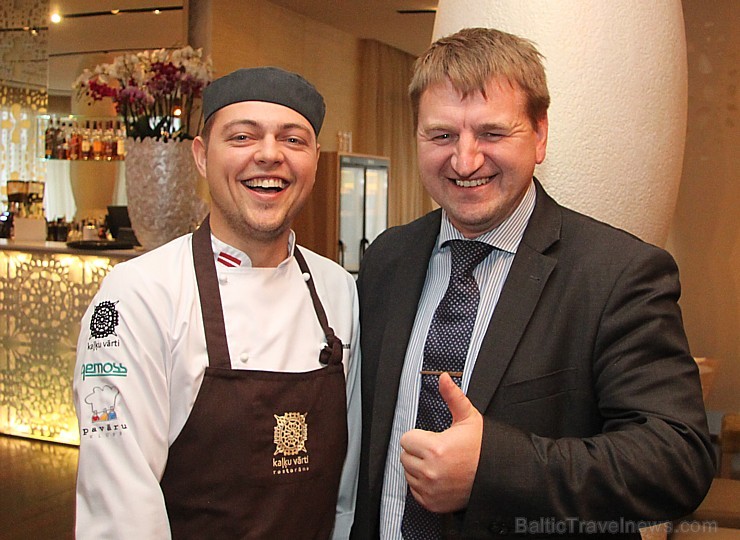 Vecrīgas restorāna «Kaļķu vārti» šefpavārs Raimonds Zommers un BalticTravelnews.com direktors Aivars Mackevičs Vecrīgas restorāna «Kaļķu vārti» šefpavārs Raimonds Zommers un BalticTravelnews.com direktors Aivars Mackevičs 110461