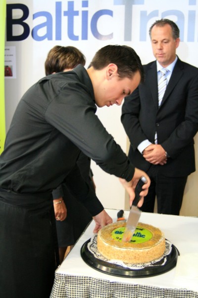 No 2014.gada 1.janvāra Latvijā oficiālā norēķinu valūta būs eiro. airBaltic jau pirms pieciem gadiem pilnībā pārgāja uz pamatcenām eiro, lai piedāvātu No 2014.gada 1.janvāra Latvijā oficiālā norēķinu valūta būs eiro. airBaltic jau pirms pieciem gadiem pilnībā pārgāja uz pamatcenām eiro, lai piedāvātu 110483