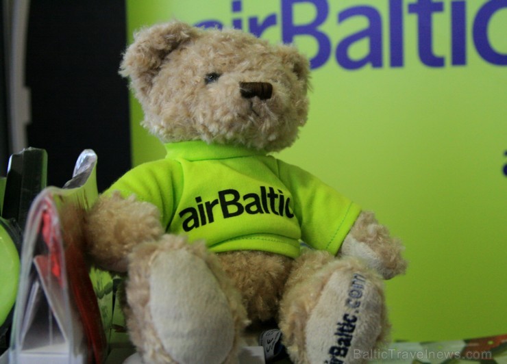 No 2014.gada 1.janvāra Latvijā oficiālā norēķinu valūta būs eiro. airBaltic jau pirms pieciem gadiem pilnībā pārgāja uz pamatcenām eiro, lai piedāvātu No 2014.gada 1.janvāra Latvijā oficiālā norēķinu valūta būs eiro. airBaltic jau pirms pieciem gadiem pilnībā pārgāja uz pamatcenām eiro, lai piedāvātu 110494