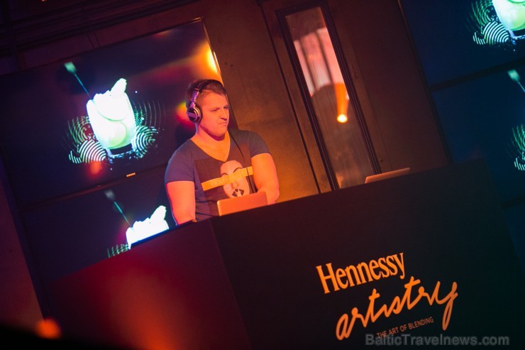 Klubā Coyote fly izskanējis ekskluzīvais koncertšovs Hennessy Artistry, kurā sev neierastā ampluā uzstājās dziedātāja Ieva Sutugova, mūsdienu deju un Klubā Coyote fly izskanējis ekskluzīvais koncertšovs Hennessy Artistry, kurā sev neierastā ampluā uzstājās dziedātāja Ieva Sutugova, mūsdienu deju un 111189