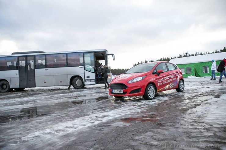 Ciemošanās laikā 18 bērni vecumā no 4 līdz 16 gadiem viesojās Inchcape Ford autocentrā, kur speciālistu vadībā iepazinās ar autosalona servisa darbību Ciemošanās laikā 18 bērni vecumā no 4 līdz 16 gadiem viesojās Inchcape Ford autocentrā, kur speciālistu vadībā iepazinās ar autosalona servisa darbību 111267
