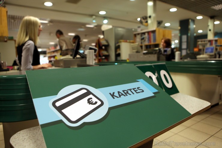 Tādējādi stundas laikā tirgotājs var apkalpot 115 klientus, kas norēķinās ar bankas karti, bet tikai 50 pircējus, kas norēķinās ar skaidru naudu, nosk Tādējādi stundas laikā tirgotājs var apkalpot 115 klientus, kas norēķinās ar bankas karti, bet tikai 50 pircējus, kas norēķinās ar skaidru naudu, nosk 111900