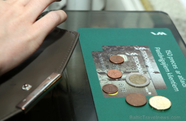 Latus pret eiro bez komisijas maksas un pēc nemainīga oficiālā kursa komercbankās varēs samainīt sešus mēnešus (līdz 30. jūnijam), 302 pasta nodaļās r Latus pret eiro bez komisijas maksas un pēc nemainīga oficiālā kursa komercbankās varēs samainīt sešus mēnešus (līdz 30. jūnijam), 302 pasta nodaļās r 111909