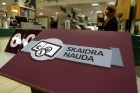 Eksperiments apstiprina: norēķini ar maksājumu kartēm divreiz ātrāki nekā ar skaidru naudu