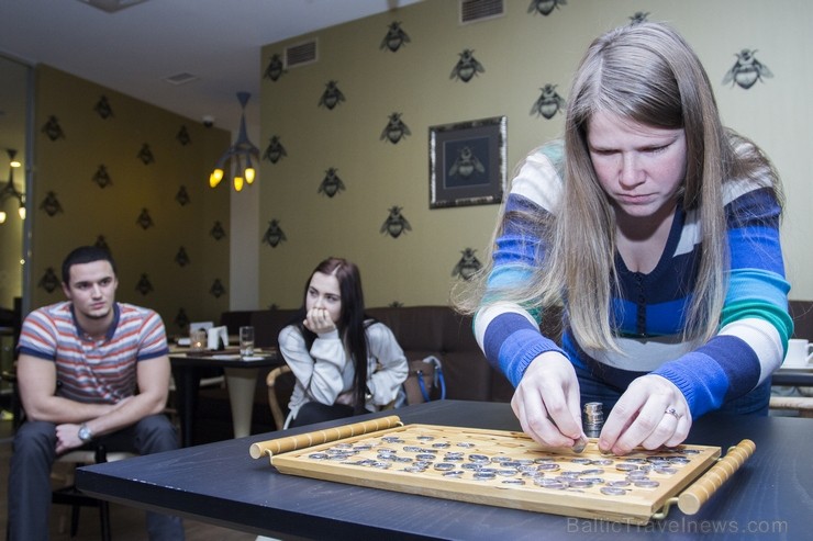 Otrās dalībnieces rezultāts sākumā šķiet cerīgs, tomēr beigās neizdodas laikā noņemt rokas no torņa, jo noteikumi paredz pēc 60 sekundēm nepieskarties Otrās dalībnieces rezultāts sākumā šķiet cerīgs, tomēr beigās neizdodas laikā noņemt rokas no torņa, jo noteikumi paredz pēc 60 sekundēm nepieskarties 112482