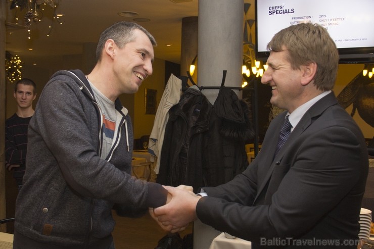 BalticTravelnews.com direktors Aivars Mackevičs sveic pirmās vietas ieguvēju Edgaru Bomiku (53 monētas) BalticTravelnews.com direktors Aivars Mackevičs sveic pirmās vietas ieguvēju Edgaru Bomiku (53 monētas) 112499