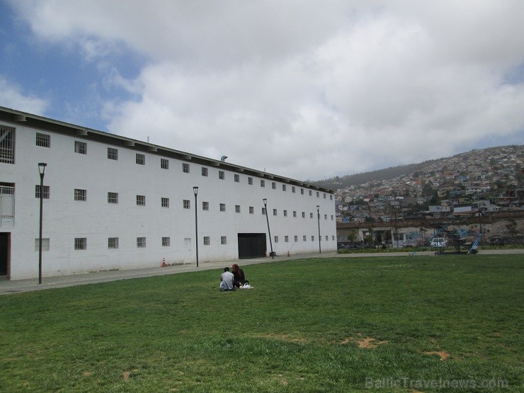 Valporaiso. Centro Culturel Prisoner. Pinočeta laika cietums. Bijušais ieslodzītais atvedis savus skolniekus Valporaiso. Centro Culturel Prisoner. Pinočeta laika cietums. Bijušais ieslodzītais atvedis savus skolniekus 112532