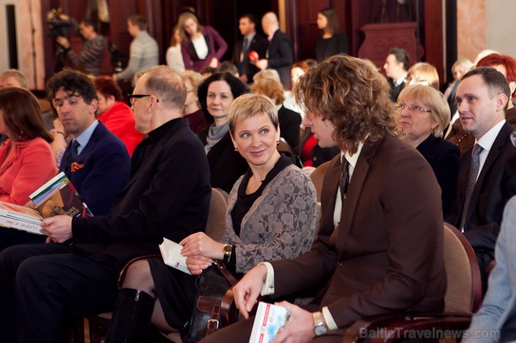 Atzīmējot pirms 79 gadiem iedibinātu tradīciju,Melngalvju namā uz svinīgu pasākumu bija aicināti skolu vadītāji, Valsts un pašvaldību amatpersonas, kā Atzīmējot pirms 79 gadiem iedibinātu tradīciju,Melngalvju namā uz svinīgu pasākumu bija aicināti skolu vadītāji, Valsts un pašvaldību amatpersonas, kā 113754