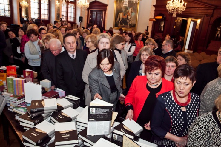 Atzīmējot pirms 79 gadiem iedibinātu tradīciju,Melngalvju namā uz svinīgu pasākumu bija aicināti skolu vadītāji, Valsts un pašvaldību amatpersonas, kā Atzīmējot pirms 79 gadiem iedibinātu tradīciju,Melngalvju namā uz svinīgu pasākumu bija aicināti skolu vadītāji, Valsts un pašvaldību amatpersonas, kā 113775