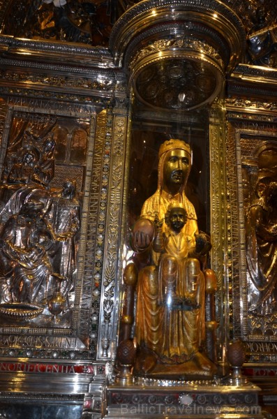 Statuja La Moreneta. Saskaņā ar leģendu, to esot veidojis Sv.Lūkass, un Sv.Pēteris to atvedis uz Kataloniju, 8.gs. mauru iebrukuma laikā statuja tikus Statuja La Moreneta. Saskaņā ar leģendu, to esot veidojis Sv.Lūkass, un Sv.Pēteris to atvedis uz Kataloniju, 8.gs. mauru iebrukuma laikā statuja tikus 115123