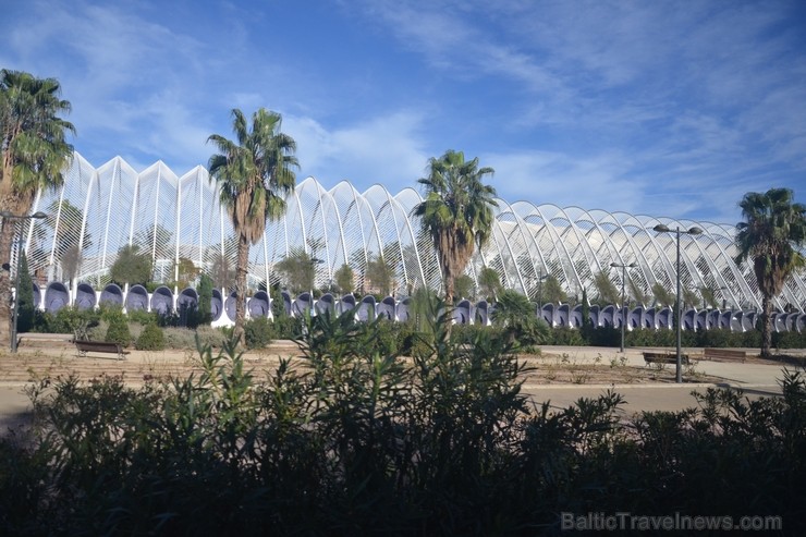 Izžuvušās upes vietā centrs radīts ne vien tūristiem, bet arī vietējiem. Nedēļas nogales tur pavada ģimenes. Pa pilsētu var izbraukt velotūrē Izžuvušās upes vietā centrs radīts ne vien tūristiem, bet arī vietējiem. Nedēļas nogales tur pavada ģimenes. Pa pilsētu var izbraukt velotūrē 115135