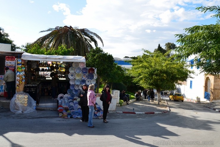 Sidi Bou Said - gleznainais andalūziešu ciematiņš ar baltajām sienām, ar kurām kontrastē debeszilās durvis un gleznie logu rāmji. Sidi Bou Said - gleznainais andalūziešu ciematiņš ar baltajām sienām, ar kurām kontrastē debeszilās durvis un gleznie logu rāmji. 115177