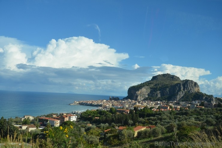 Populārā, vēsturiskā pilsēta Čefalu atrodas apmēram 70 kilometru attālumā uz austrumiem no Sicīlijas galvaspilsētas Palermo.
Pilsētas rota un tās sim Populārā, vēsturiskā pilsēta Čefalu atrodas apmēram 70 kilometru attālumā uz austrumiem no Sicīlijas galvaspilsētas Palermo.
Pilsētas rota un tās sim 115189
