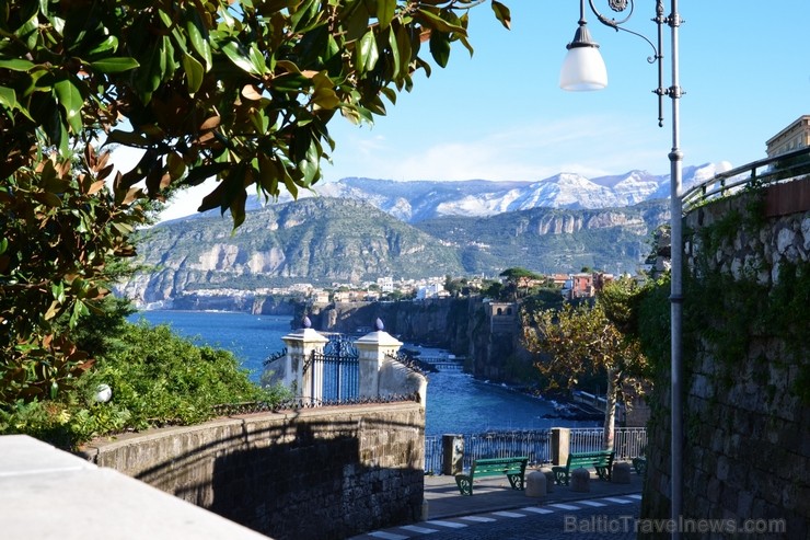 Sorrento - neliela Kampānijas pilsētiņa Tirēnu jūras krastā, no kuras paveras lielisks skats pāri Neapoles līcim uz Neapoli, Vezuvu un Kapri. Sorrento Sorrento - neliela Kampānijas pilsētiņa Tirēnu jūras krastā, no kuras paveras lielisks skats pāri Neapoles līcim uz Neapoli, Vezuvu un Kapri. Sorrento 115202
