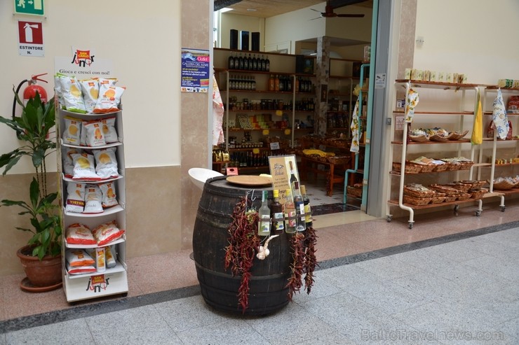 Sorrento ir vispievilcīgākais un visvairāk apmeklētākais kūrorts Amalfi piekrastē ar daudziem veikaliņiem, viesmīlīgām kafejnīcām un tavernām. Sorrento ir vispievilcīgākais un visvairāk apmeklētākais kūrorts Amalfi piekrastē ar daudziem veikaliņiem, viesmīlīgām kafejnīcām un tavernām. 115205