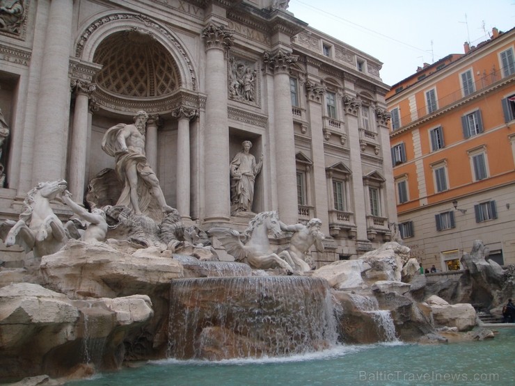 Trevi strūklaka ir 25,9 m augsta un 19,8 m plata, kas ir apbrīnojamākā strūklakā ne tikai Romā, bet arī visā Itālijā. To 1732.g. Pāvests Klements XI l Trevi strūklaka ir 25,9 m augsta un 19,8 m plata, kas ir apbrīnojamākā strūklakā ne tikai Romā, bet arī visā Itālijā. To 1732.g. Pāvests Klements XI l 115234