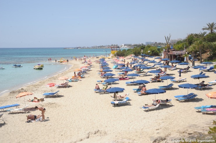 Kipra ir trešā lielākā sala Vidusjūrā, tā atrodas starp trim kontinentiem: Eiropu, Āziju un Āfriku un ir viens no pasaules populārākajiem tūrisma brau Kipra ir trešā lielākā sala Vidusjūrā, tā atrodas starp trim kontinentiem: Eiropu, Āziju un Āfriku un ir viens no pasaules populārākajiem tūrisma brau 115406