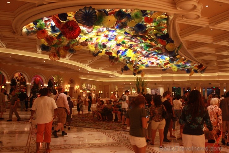 Viesnīcas Bellagio vestibila griesti ir veidoti no vairāk nekā 2000 roku veidotiem stikla ziediem Viesnīcas Bellagio vestibila griesti ir veidoti no vairāk nekā 2000 roku veidotiem stikla ziediem 115470
