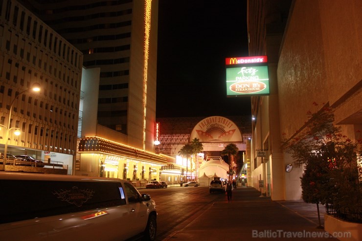 Fremont street ir otra populārākā iela Lasvegasā, taču tā ir noslēgta – neatrodas zem klajām debesīm Fremont street ir otra populārākā iela Lasvegasā, taču tā ir noslēgta – neatrodas zem klajām debesīm 115471