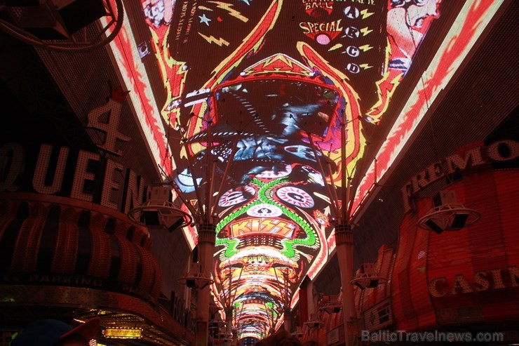 Fremont street griestos ir ekrāni, kuros tiek rādīti gaismas video šovi 115473