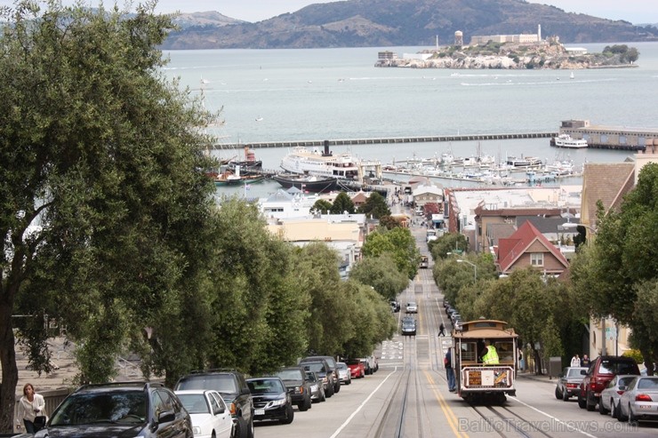 Tā kā Sanfrancisko pilsēta celta uz stāviem pakalniem, brauciens ar retro tramvaju ir visai aizrautīgs Tā kā Sanfrancisko pilsēta celta uz stāviem pakalniem, brauciens ar retro tramvaju ir visai aizrautīgs 115730