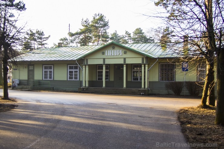 1913.gadā uzcēla Lielupes dzelzceļa stacijas ēku. Līdz 1932.gadam to sauca par Buļļiem, kā visu rajonu. Tā ir saglabājusies kā viena no vecākajām Jūrm 1913.gadā uzcēla Lielupes dzelzceļa stacijas ēku. Līdz 1932.gadam to sauca par Buļļiem, kā visu rajonu. Tā ir saglabājusies kā viena no vecākajām Jūrm 115736