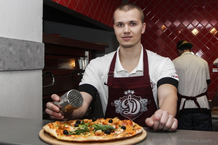 Dinamo Rīga hokejisti izcep savu unikālo picu, tā radot piecas jaunas receptes, kuras tiks iekļautas Čili Pica ēdienkartē Dinamo Rīga hokejisti izcep savu unikālo picu, tā radot piecas jaunas receptes, kuras tiks iekļautas Čili Pica ēdienkartē 115816