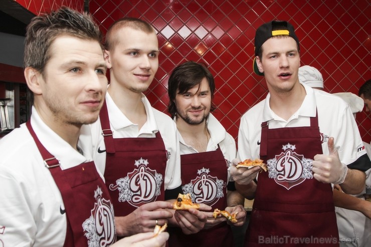 Dinamo Rīga hokejisti izcep savu unikālo picu, tā radot piecas jaunas receptes, kuras tiks iekļautas Čili Pica ēdienkartē Dinamo Rīga hokejisti izcep savu unikālo picu, tā radot piecas jaunas receptes, kuras tiks iekļautas Čili Pica ēdienkartē 115820