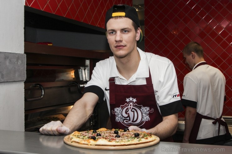 Dinamo Rīga hokejisti izcep savu unikālo picu, tā radot piecas jaunas receptes, kuras tiks iekļautas Čili Pica ēdienkartē Dinamo Rīga hokejisti izcep savu unikālo picu, tā radot piecas jaunas receptes, kuras tiks iekļautas Čili Pica ēdienkartē 115822