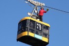 Sievietes svētkos sveic vīrietis, kurš negaidīti nolaižas no Siguldas gaisa vagoniņa jumta
