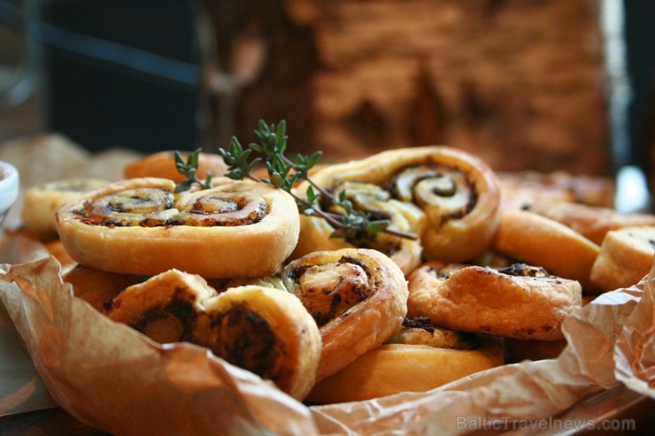 Vecrīgas restorāns Melnā Bite aicina uz pusdienu branču darba dienās no pulksten 12.00 līdz 16.00. Vairāk informācijas interneta vietnē www.melnabite. Vecrīgas restorāns Melnā Bite aicina uz pusdienu branču darba dienās no pulksten 12.00 līdz 16.00. Vairāk informācijas interneta vietnē www.melnabite. 117678
