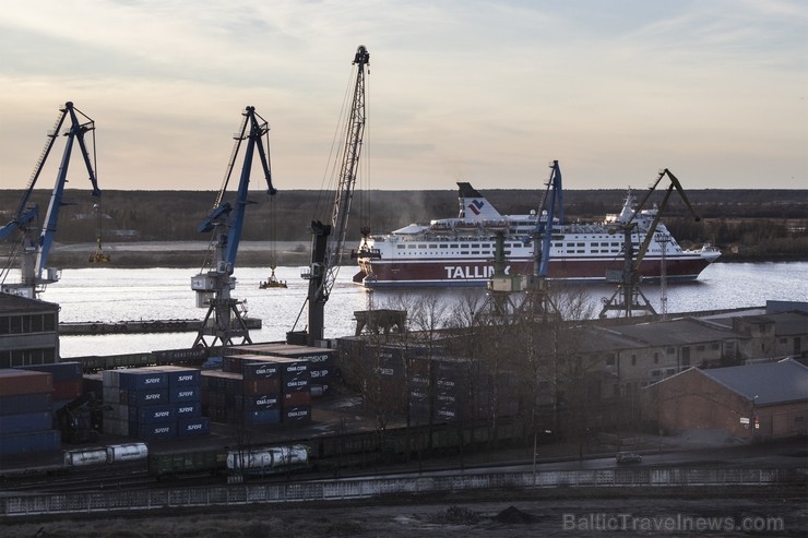 Restorāns atrodas viesnīcas Karavella 12.stāvā, no kura ir redzama gan Daugava un osta, gan Vecrīga Restorāns atrodas viesnīcas Karavella 12.stāvā, no kura ir redzama gan Daugava un osta, gan Vecrīga 118024