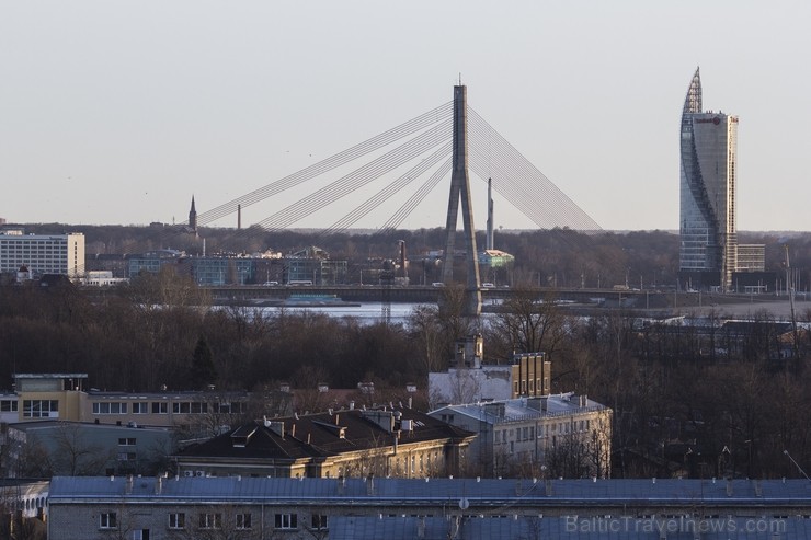 Restorāns atrodas viesnīcas Karavella 12.stāvā, no kura ir redzama gan Daugava un osta, gan Vecrīga Restorāns atrodas viesnīcas Karavella 12.stāvā, no kura ir redzama gan Daugava un osta, gan Vecrīga 118037