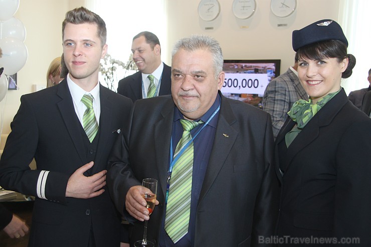 «Alpha Express Airlines» valdes priekšsēdētājs Viktors Masagutovs kopā ar lidmašīnas apkalpes personālu «Alpha Express Airlines» valdes priekšsēdētājs Viktors Masagutovs kopā ar lidmašīnas apkalpes personālu 118092