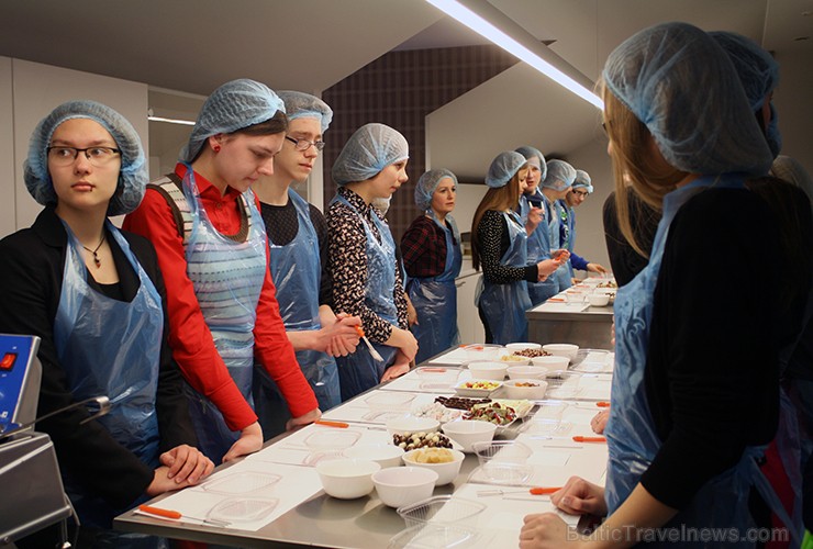 Muzejā iespājams arī pašam iemēģināt roku šokolādes konfekšu gatavošanā. Pagatavotos saldumus varēs gan nogaršot uz vietas, gan paņemt līdzi. Programm Muzejā iespājams arī pašam iemēģināt roku šokolādes konfekšu gatavošanā. Pagatavotos saldumus varēs gan nogaršot uz vietas, gan paņemt līdzi. Programm 118151