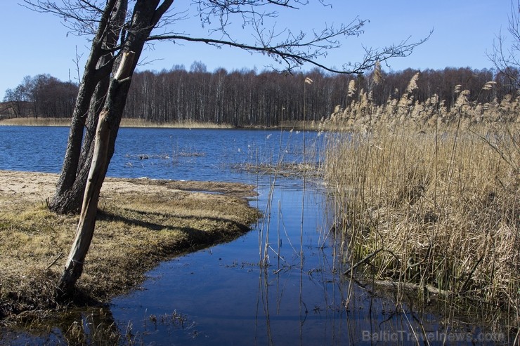 Šaurais, 4,3 km garais ezers senāk saukts par Svētezeru. Tas bijis pēdējais posms Svētupes–Limbažu ūdensceļā, ko izmantojušas liellaivas. Nostāsti vēs Šaurais, 4,3 km garais ezers senāk saukts par Svētezeru. Tas bijis pēdējais posms Svētupes–Limbažu ūdensceļā, ko izmantojušas liellaivas. Nostāsti vēs 118300