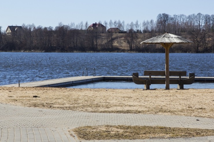 Ezera krastā atrodas airēšanas bāze, sporta un atpūtas komplekss, peldvieta, laivu noma, ūdensvelosipēdu noma, laukums sporta spēlēm, bērnu rotaļu lau Ezera krastā atrodas airēšanas bāze, sporta un atpūtas komplekss, peldvieta, laivu noma, ūdensvelosipēdu noma, laukums sporta spēlēm, bērnu rotaļu lau 118303