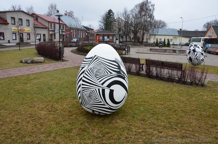 Šī gada pavasarī, sagaidot Lieldienas, Jēkabpils pilsētas noformējums tiek papildināts ar unikāliem vides objektiem olu formā Šī gada pavasarī, sagaidot Lieldienas, Jēkabpils pilsētas noformējums tiek papildināts ar unikāliem vides objektiem olu formā