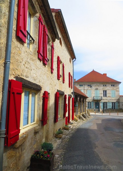 Brīnumains viduslaiku ciems Charroux gaida ciemos romantikas mīlētājus www.charroux.com 119881