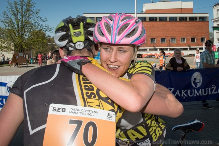 Spītējot putekļiem un saulei, 27. aprīlī vairāk kā 2000 dalībnieki pieveica SEB MTB maratona 1. posmu Cēsis - Valmiera. Vairāk - www.velo.lv Spītējot putekļiem un saulei, 27. aprīlī vairāk kā 2000 dalībnieki pieveica SEB MTB maratona 1. posmu Cēsis - Valmiera. Vairāk - www.velo.lv 119803