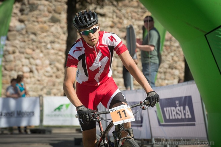 Spītējot putekļiem un saulei, 27. aprīlī vairāk kā 2000 dalībnieki pieveica SEB MTB maratona 1. posmu Cēsis - Valmiera. Vairāk - www.velo.lv Spītējot putekļiem un saulei, 27. aprīlī vairāk kā 2000 dalībnieki pieveica SEB MTB maratona 1. posmu Cēsis - Valmiera. Vairāk - www.velo.lv 119811