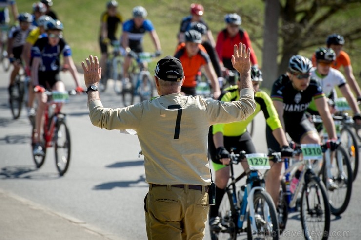 Spītējot putekļiem un saulei, 27. aprīlī vairāk kā 2000 dalībnieki pieveica SEB MTB maratona 1. posmu Cēsis - Valmiera. Vairāk - www.velo.lv Spītējot putekļiem un saulei, 27. aprīlī vairāk kā 2000 dalībnieki pieveica SEB MTB maratona 1. posmu Cēsis - Valmiera. Vairāk - www.velo.lv 119814